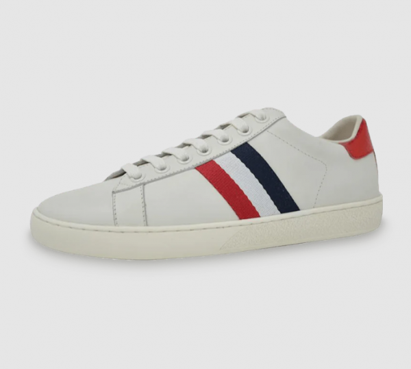Sepatu Sneakers dengan Motif Garis-Garis